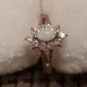 White stone 18k ? ring